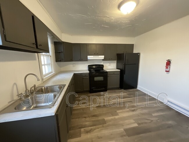 Building Photo - 631 E Market St