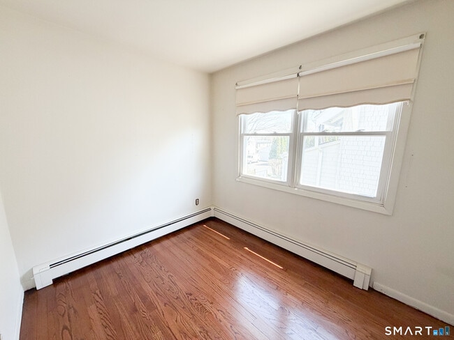 Building Photo - 732 Tunxis Hill Rd