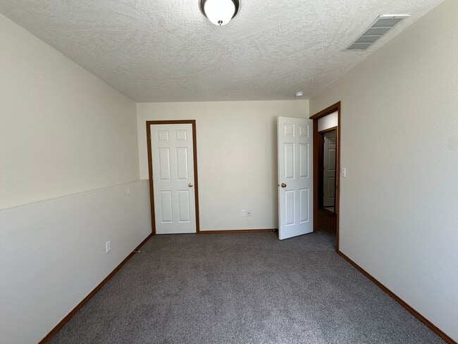 Building Photo - 419 N Arbutus Ave