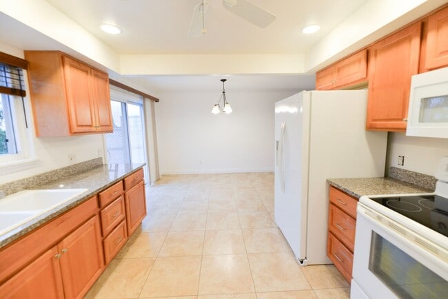 Building Photo - 251 Avenida Madrid