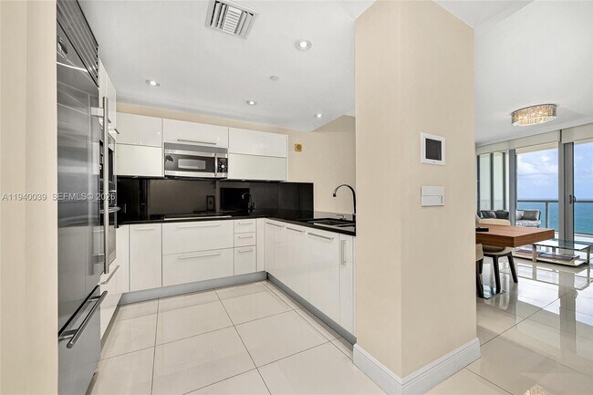 Building Photo - 17121 Collins Ave