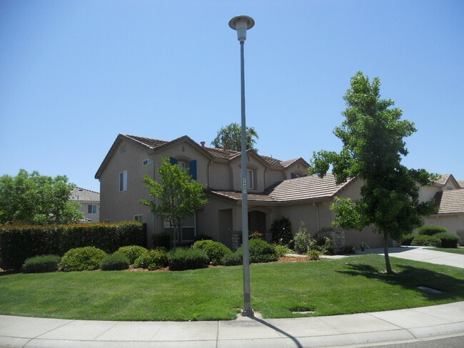 Building Photo - LARGE CORNER LOT 2 STORY 4 BED HOME IN MATHER