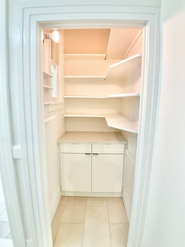Building Photo - REMODELED 1BR. IN-UNIT LAUNDRY! Dishwasher...