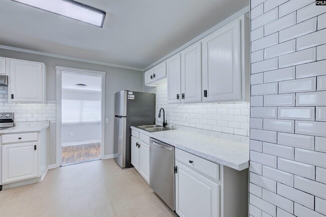 Building Photo - 322 S Kilbourne Rd