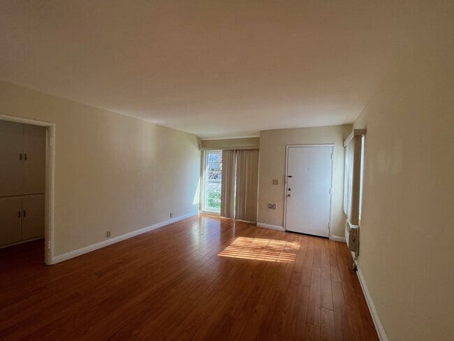 Building Photo - 441 S Parish Place