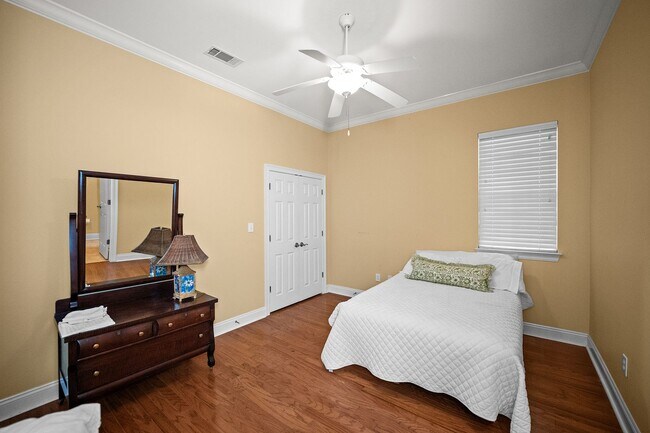 Building Photo - 632 Magnolia Cir