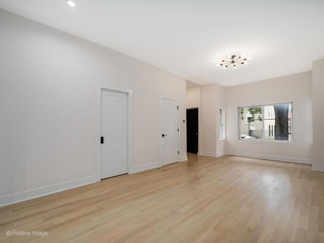 Building Photo - 2142 N Maplewood Ave