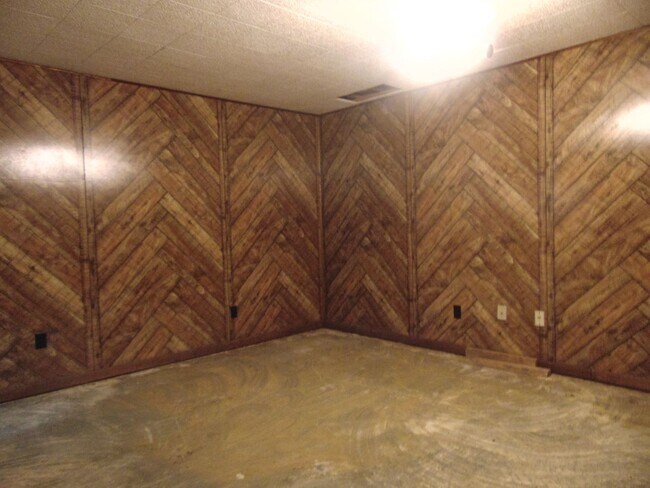 Building Photo - Fayette Family Farm House!