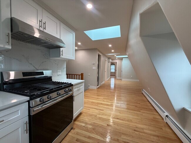 Building Photo - 6 Channing St