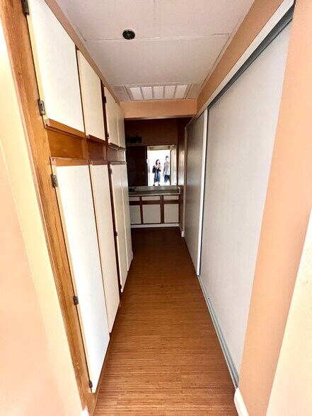 Building Photo - 533 S St Andrews Pl