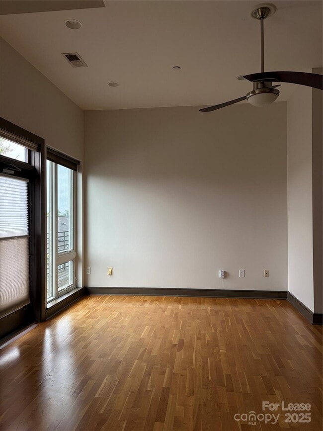 Building Photo - 2200 Lyndhurst Ave