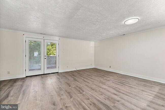 Building Photo - 8 Victoria Manor Ct