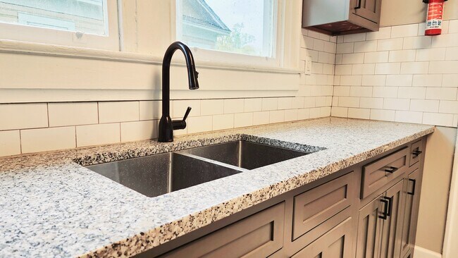 Building Photo - Dupont Duplex