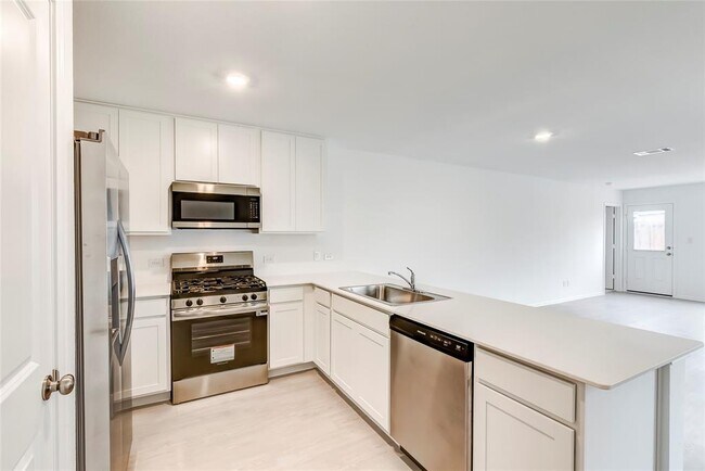 Building Photo - 611 Whoopers Lp