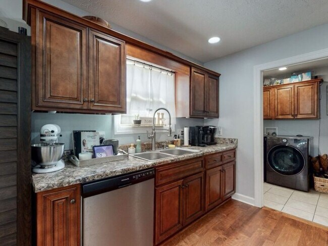 Building Photo - 3 Bedroom Single Family Home in Beechgrove