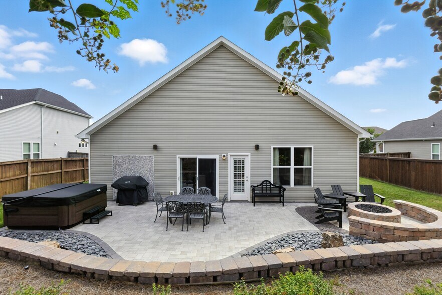 Building Photo - 2146 River Overlook Dr