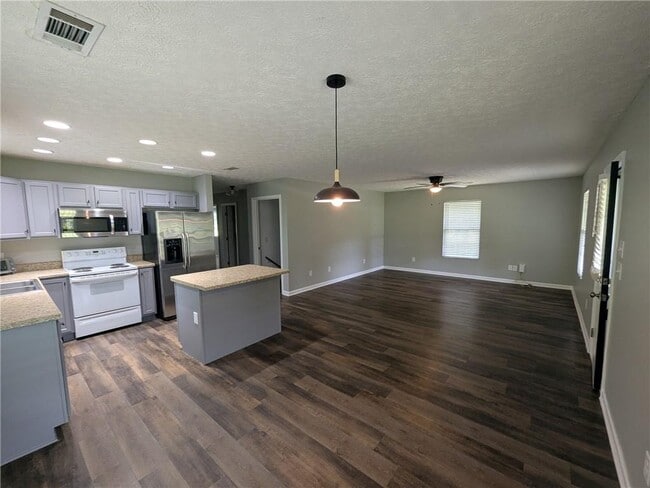 Building Photo - 58 Pinewood Dr