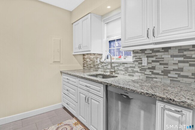 Building Photo - 14 1/2 Fairview Ave