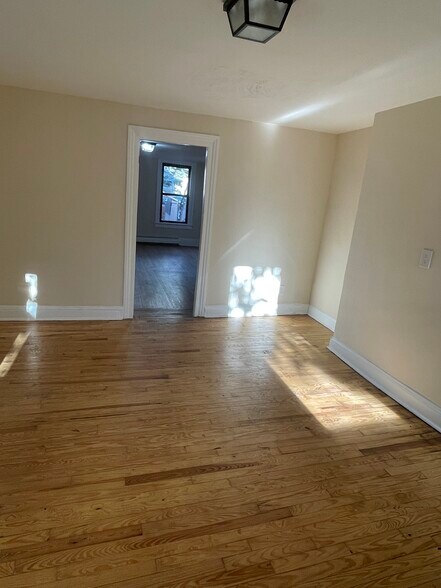 Building Photo - 19 Henry St