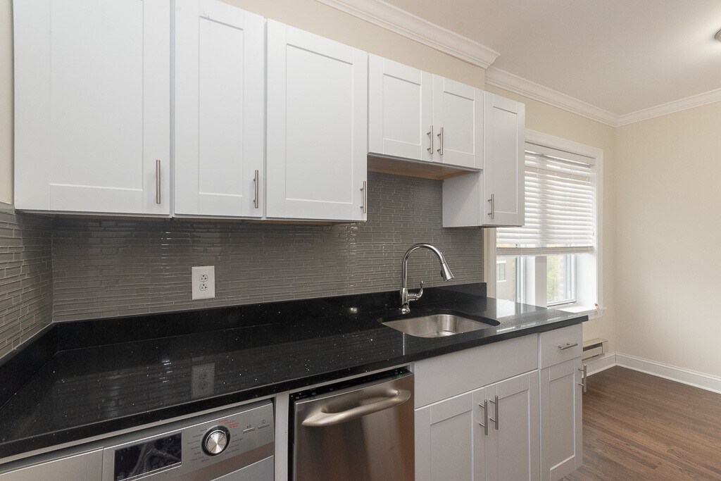 Building Photo - 3817 N Greenview Ave