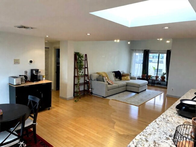 Building Photo - 170 Gore St