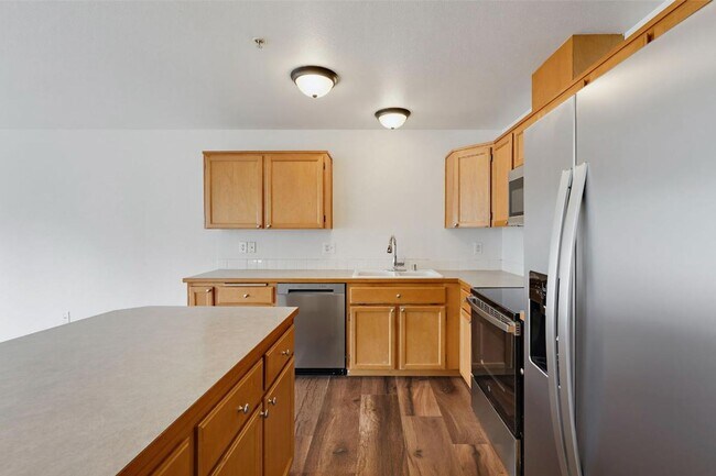 Building Photo - Spacious Puyallup Townhouse | 3-Bed Home with Main-Floor Primary Suite & Stainless Steel Appliances!