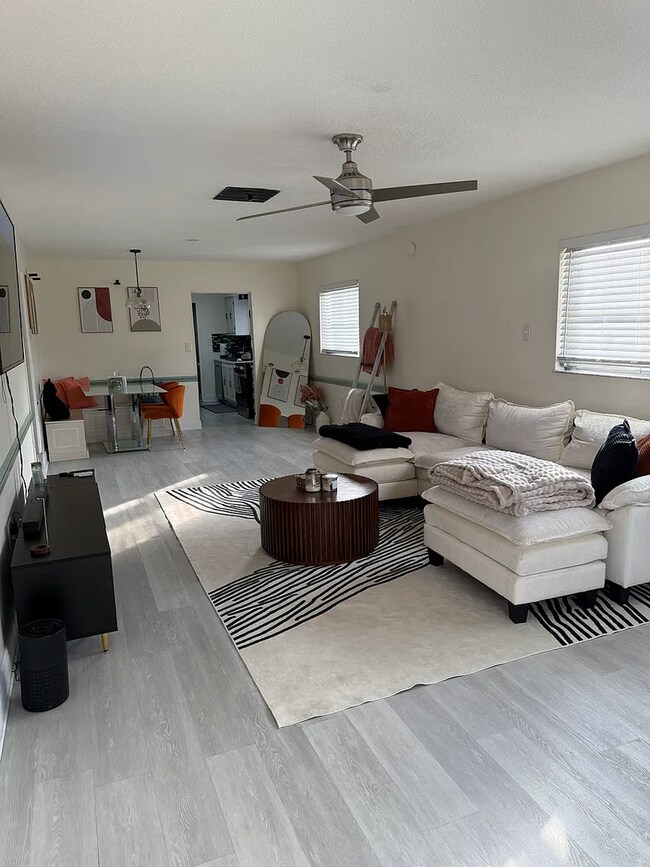 Building Photo - Move in Ready! Sunshine & Comfort in the Heart of St. Pete - 2bed|2bath