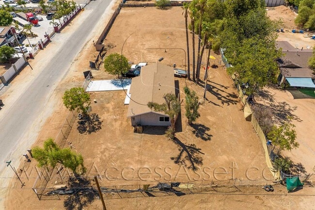 Building Photo - Large Lot! 2 Bed/ 1 Bath Single Family Property!