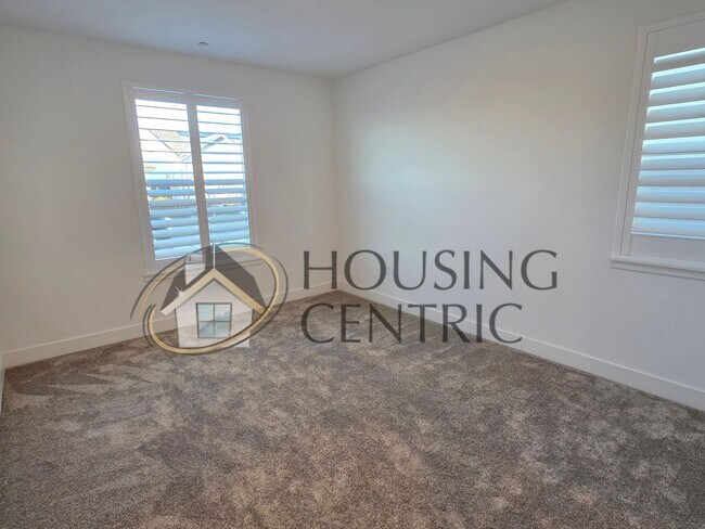 Building Photo - Executive Single Story Rental in HIGHLY DESIRABLE Heritage 55+ Community!