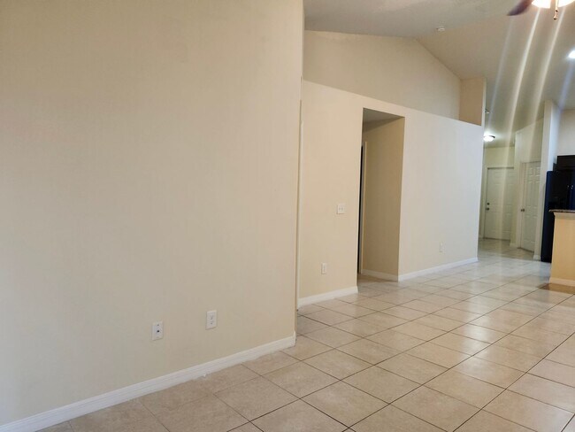 Building Photo - Nice, Clean 3 Bedroom, 2 Bathroom Duplex w...