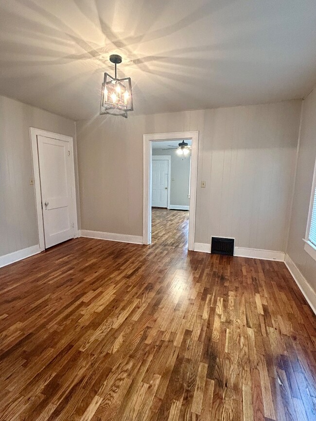 Building Photo - 323 E Kathleen St