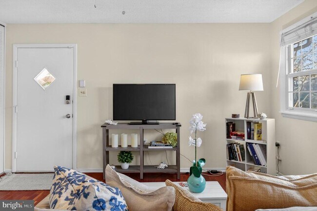 Building Photo - 462 Worthington Rd