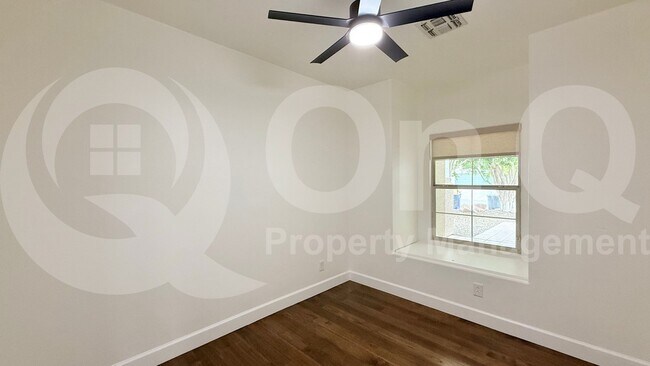 Building Photo - 920 W Breckenridge Ave