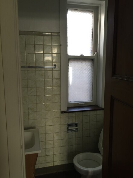1/2 bathroom in the third bedroom - 434 W Roslyn Pl