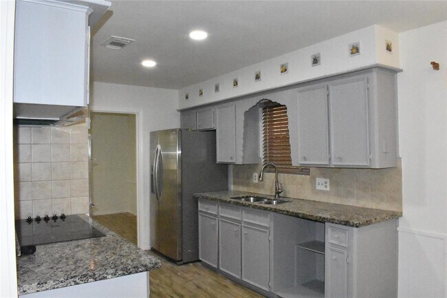 Building Photo - 10427 Huntington Wood Dr