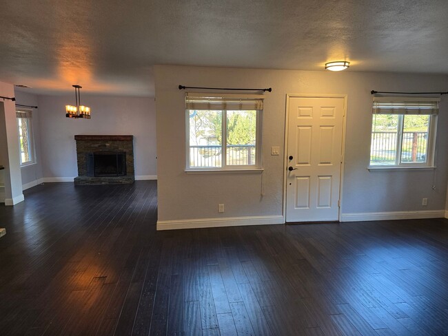 Building Photo - Beautiful Updated Rental in LOP