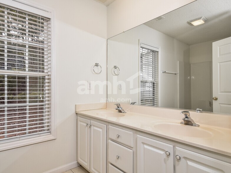 Building Photo - 137 Cameron Way Cir