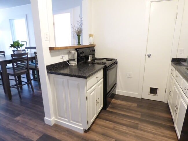 Building Photo - Downtown Living | 1 Bed • 1 Bath Ground-Level Condo | Available August 1!