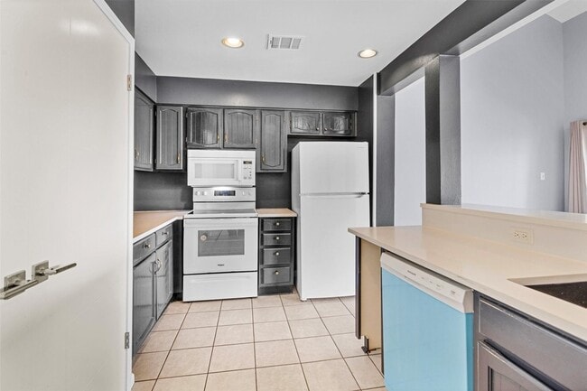 Building Photo - 50 April Point Dr S