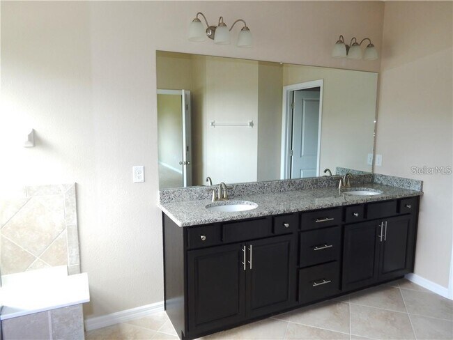 Building Photo - 15302 Las Olas Pl