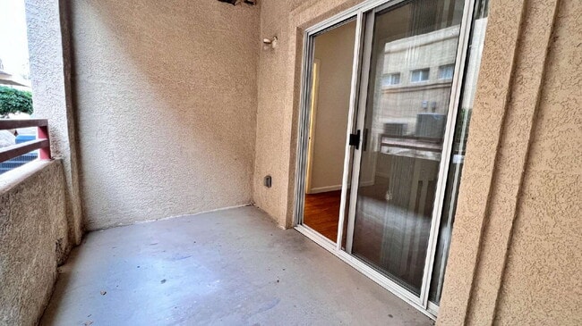 Building Photo - Spacious 1st floor condo in Henderson