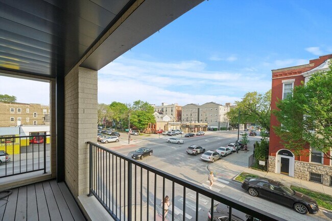 Building Photo - 2404 W Moffat St