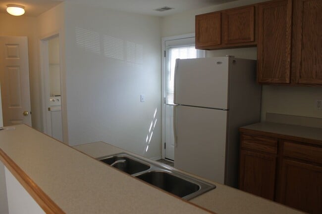 Building Photo - Three Bedroom Townhome in University Park with Balcony