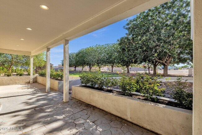 Building Photo - 856 W Quail Cir