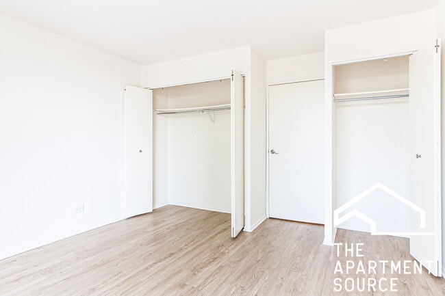 Building Photo - 1120 N La Salle Dr