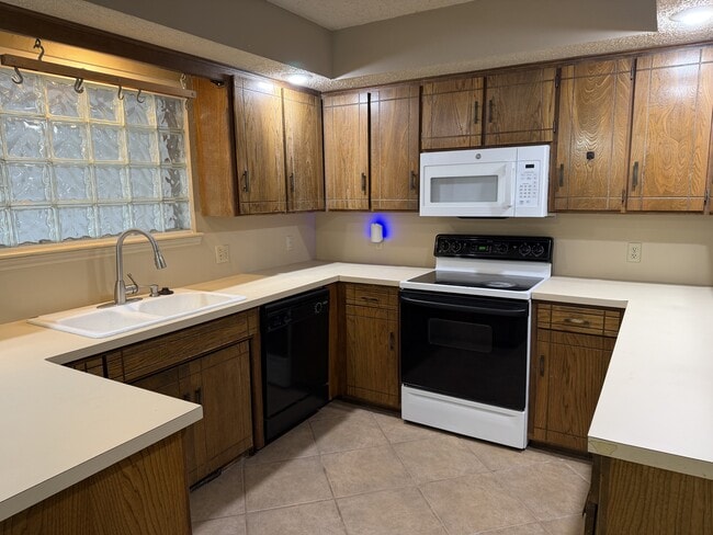 Building Photo - 202 N Cimarron Dr