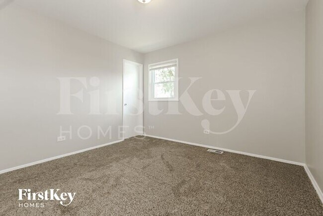 Building Photo - 124 S Chestnut Ln