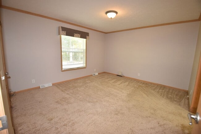 Building Photo - Country Home Available in Greenfield