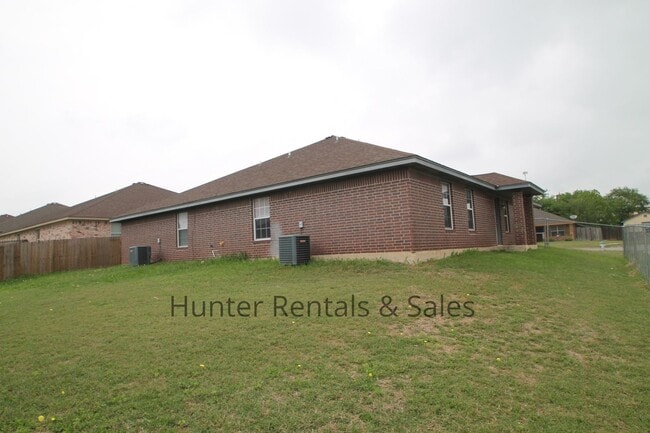 Building Photo - Spacious Duplex!