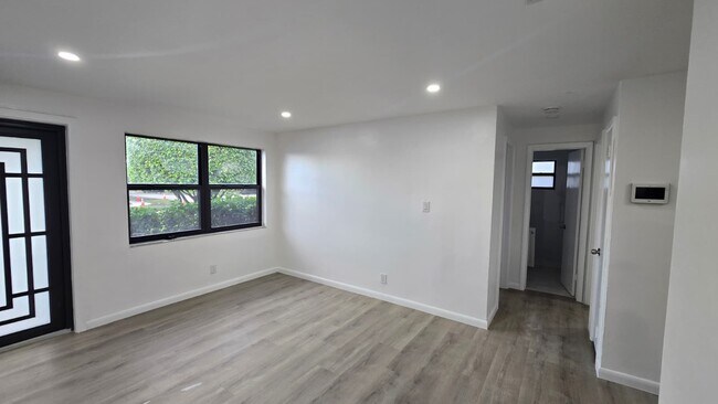 Building Photo - 212 NW 11th Ave